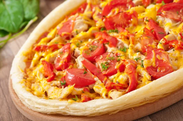 Appetitliche Pizza mit Hühnchen, Tomaten, Paprika und Käse — Stockfoto