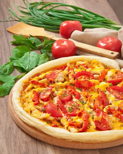 Aptitretande pizza med kyckling, tomater, paprika och ost — Stockfoto