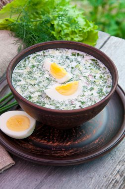 soğuk meyve kefir çorba, yumurta ve yeşillik