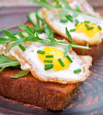 sahanda yumurta, salatalık ve roka tost