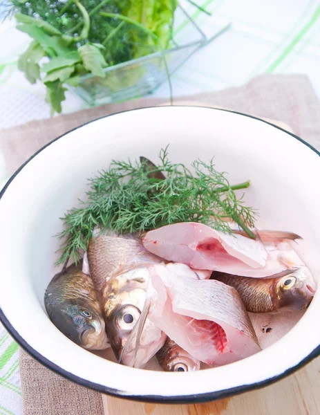 Råfisk på et fat – stockfoto