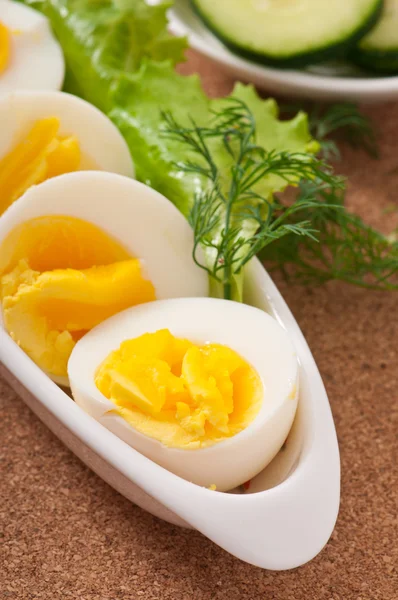 Вареные яйца на белой тарелке — стоковое фото