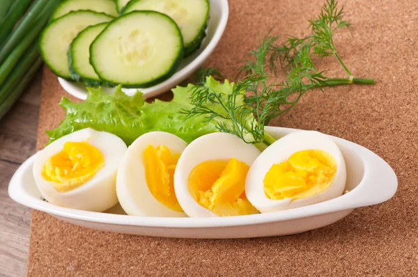 Βραστά αυγά σε λευκό πιάτο — Φωτογραφία Αρχείου