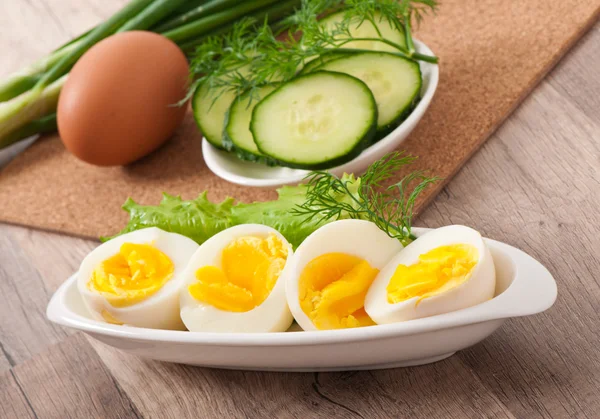 Kokta ägg på vit tallrik — Stockfoto