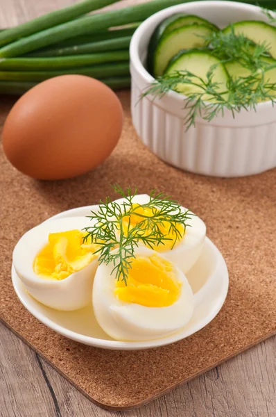 Beyaz tabakta haşlanmış yumurta — Stok fotoğraf