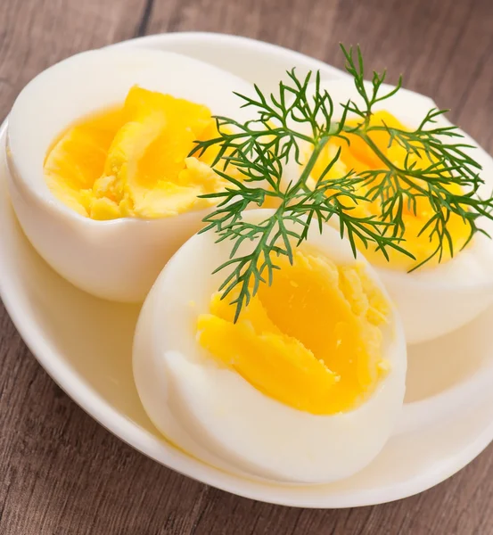 Gekookte eieren op witte plaat — Stockfoto