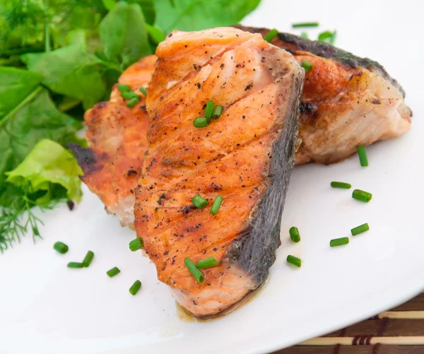 Salmone alla griglia e insalata — Foto Stock