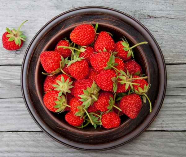 Erdbeeren auf einer Schüssel im Sommergarten — Stockfoto