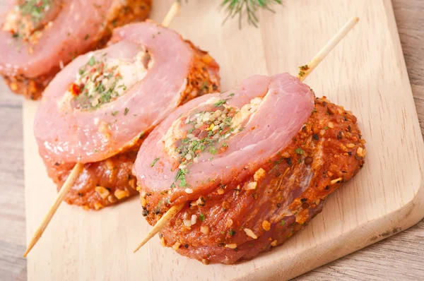 Vlees rollen met kruiden - voorbereid roosteren — Stockfoto