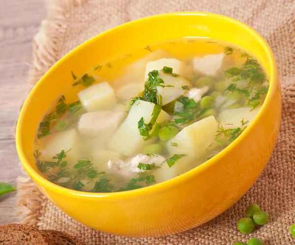 Куриный суп с зеленым горохом — стоковое фото