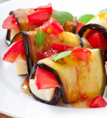 Patlıcan dolması domates bir dilim peynirli rulolar