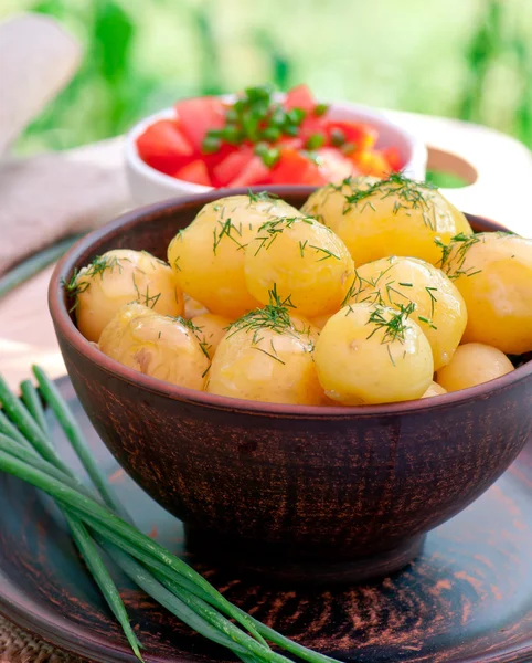 Unga kokt potatis med dill i olja på skålen — Stockfoto