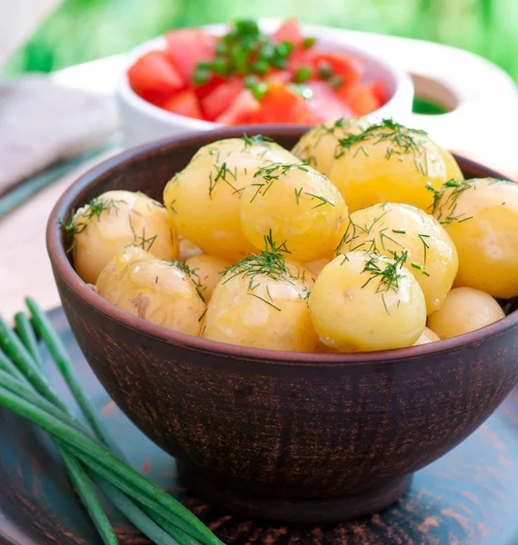 Młode ziemniaki z koperkiem w oleju w misce — Zdjęcie stockowe