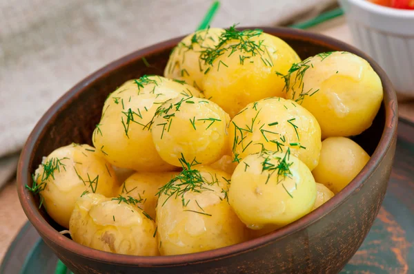 Patatas jóvenes hervidas con eneldo en aceite en el bowl —  Fotos de Stock