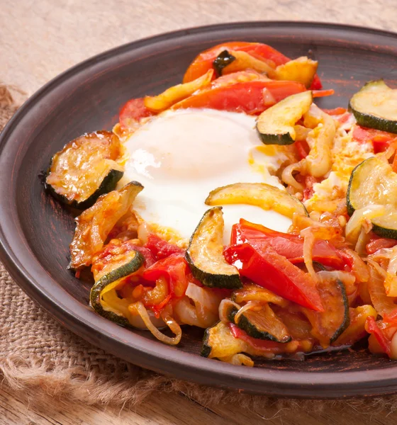 Scrambled eggs with vegetables — Stock Photo, Image