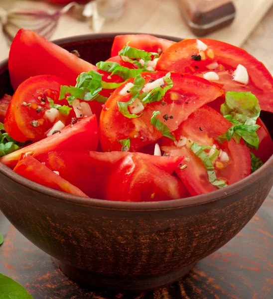 Ensalada de tomate con albahaca, pimienta negra y ajo —  Fotos de Stock