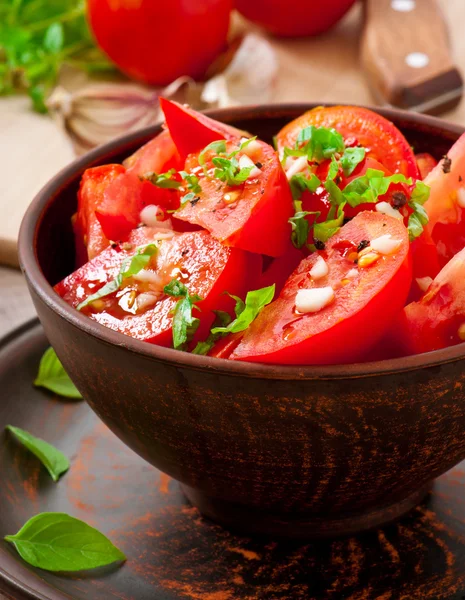 Salada de tomate com manjericão, pimenta preta e alho — Fotografia de Stock