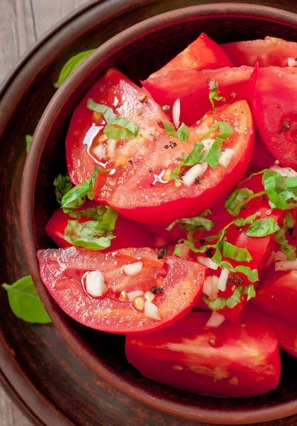 Sałatka z pomidorów z bazylią, czarny pieprz i czosnek — Zdjęcie stockowe