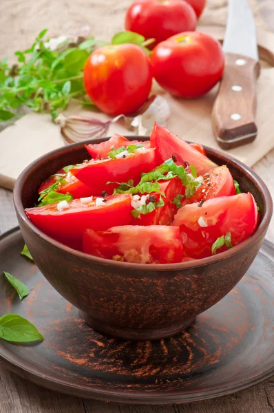 Tomatensalat mit Basilikum, schwarzem Pfeffer und Knoblauch — Stockfoto
