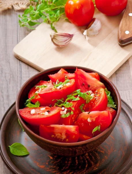 Ensalada de tomate con albahaca, pimienta negra y ajo —  Fotos de Stock