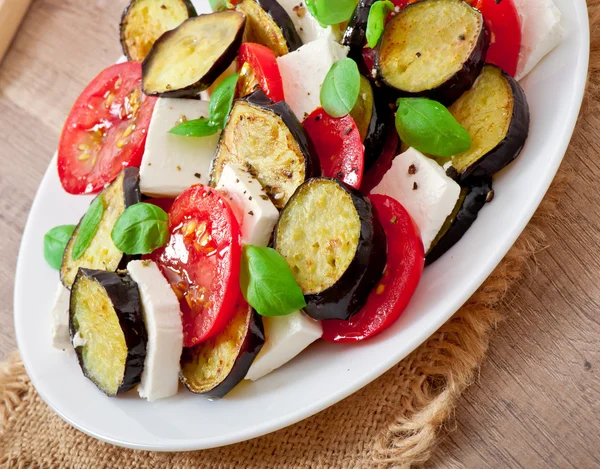 Salada de berinjela com tomate e queijo feta — Fotografia de Stock