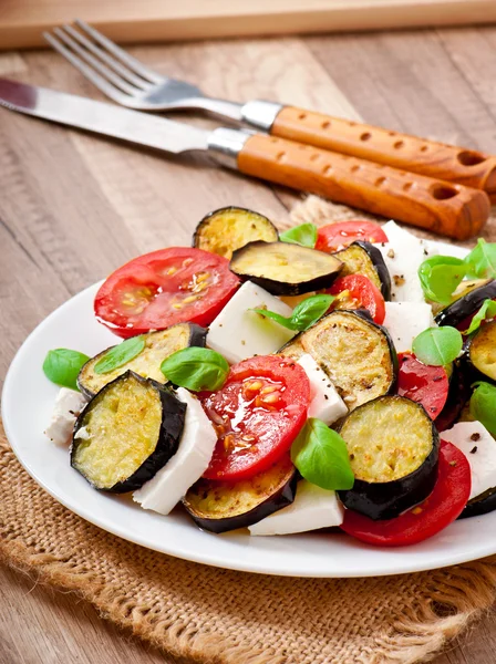 Padlizsán salátával, paradicsommal és feta sajttal — Stock Fotó