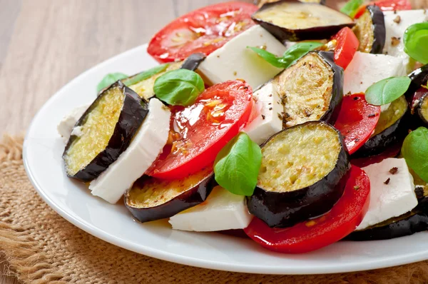 Salade d'aubergines avec tomate et fromage feta — Photo