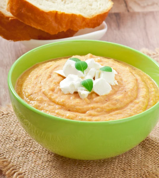 Grädde av aubergine soppa med fetaフェタチーズと茄子のスープのクリーム — ストック写真