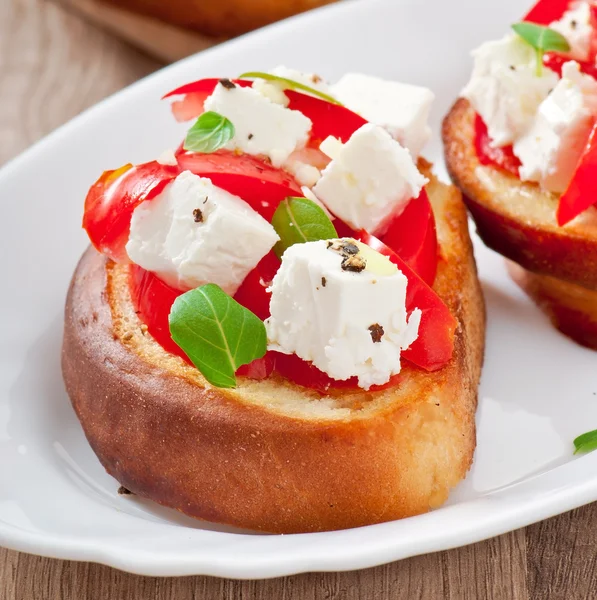 Bruschetta domates, beyaz peynir ve fesleğen ile — Stok fotoğraf