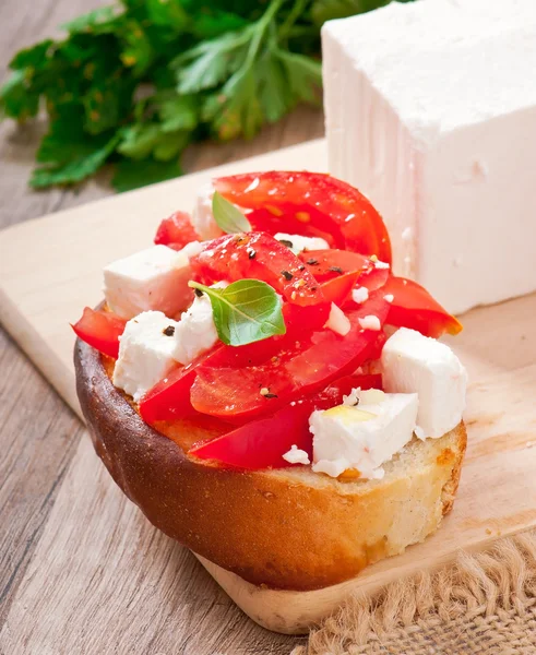 Chléb s rajčaty a kozím sýrem — Stock fotografie