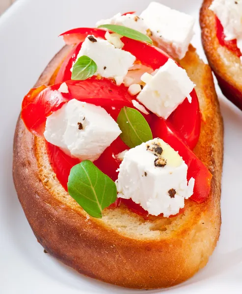 Bruschetta domates, beyaz peynir ve fesleğen ile — Stok fotoğraf