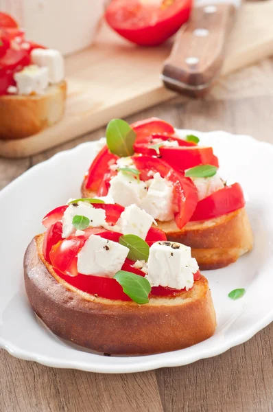 A paradicsom, feta, bazsalikomos bruschetta — Stock Fotó