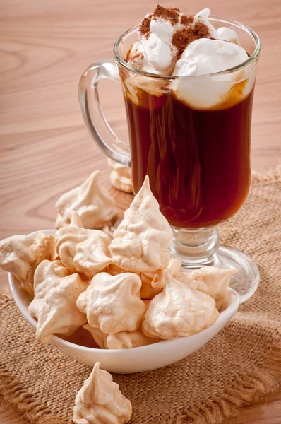 Wit-ijs meringue op plaat en koffie — Stockfoto
