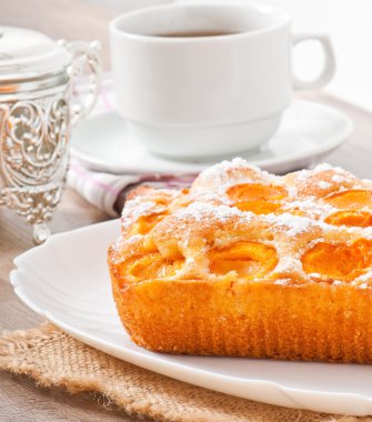 Kayısı ile pudra şekeri serpilir ile sünger kek