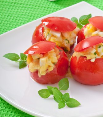peynir ile doldurulmuş domates fesleğen taze otlar ile yumurta