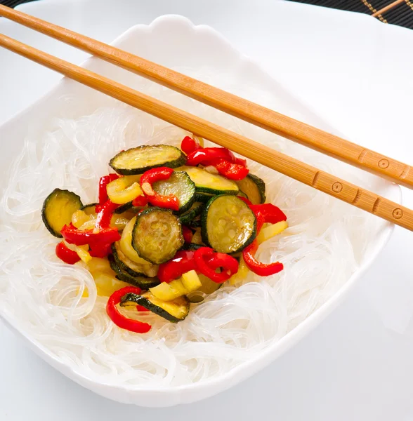 Tagliatelle di riso e verdure su piatto bianco — Foto Stock