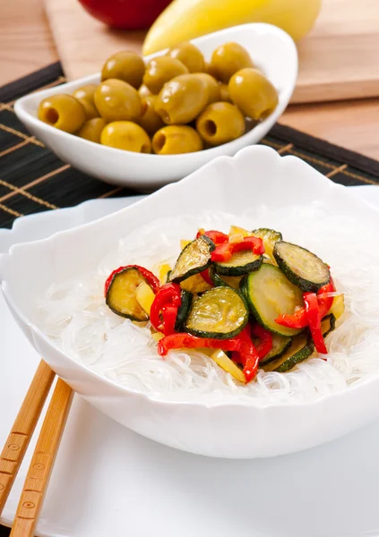 Fideos de arroz y verduras en plato blanco —  Fotos de Stock