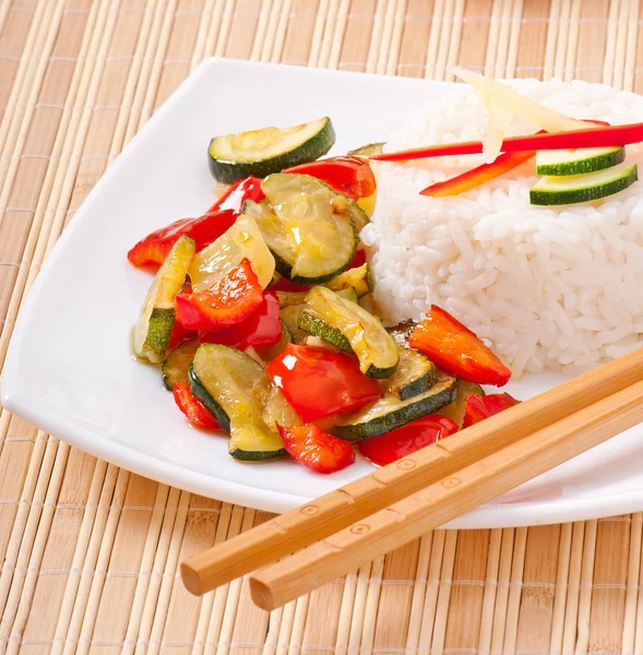 Plate of vegetable fried rice and chopstick. — Stock Photo, Image