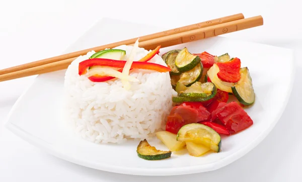 Placa de arroz frito vegetal y palillo . —  Fotos de Stock