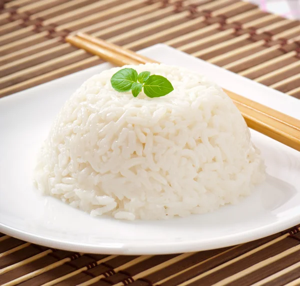 Memasak nasi dalam mangkuk putih . — Stok Foto