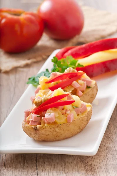 Bratkartoffeln mit Würstchen und Salat — Stockfoto