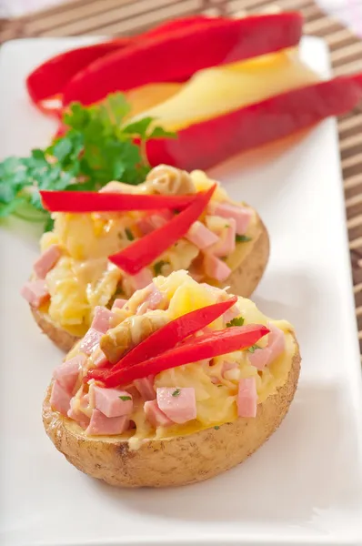 Patata al horno con salchichas y ensalada —  Fotos de Stock