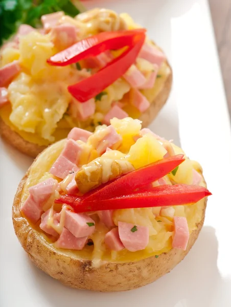 Bratkartoffeln mit Würstchen und Salat — Stockfoto