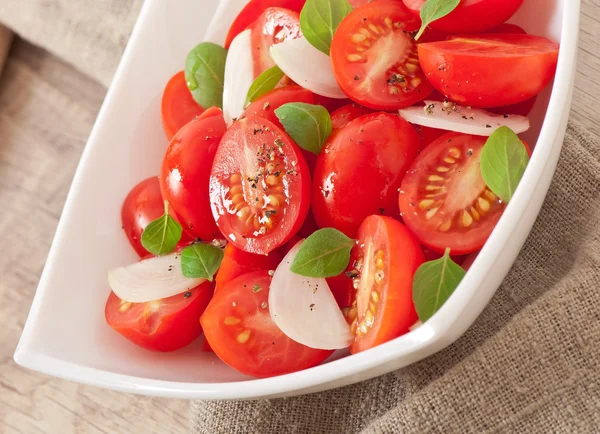 Kiraz domates salatası fesleğen, kara biber ve soğan ile — Stok fotoğraf