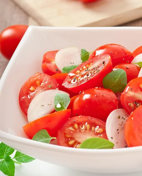 Tomato cherry salad with basil, black pepper and onion — Stock Photo, Image