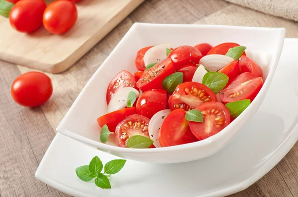 Tomato cherry salad with basil, black pepper and onion — Stock Photo, Image