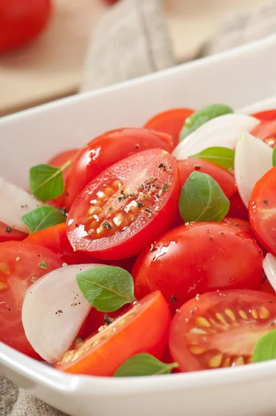 チェリー トマトのサラダ バジル、黒胡椒、タマネギ — ストック写真