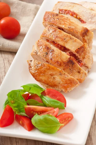 Gegrilde kippenborst gevuld met basilicum, tomaten en knoflook — Stockfoto