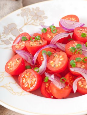 kara biber ve soğan kiraz domates salatası