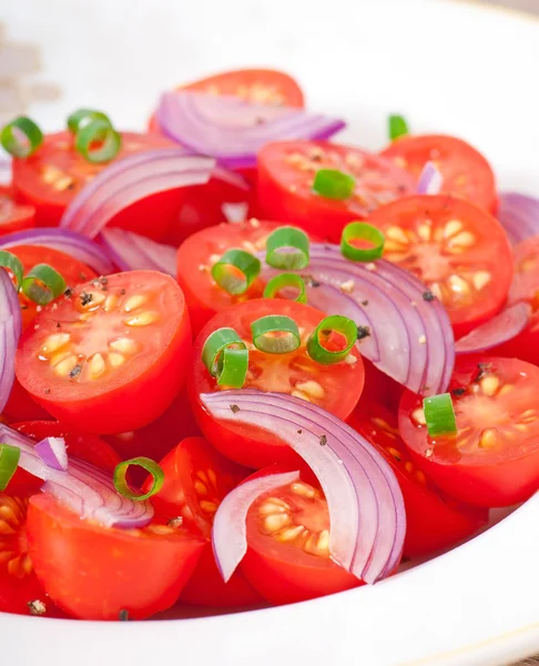 Ensalada de cereza de tomate con pimienta negra y cebolla —  Fotos de Stock